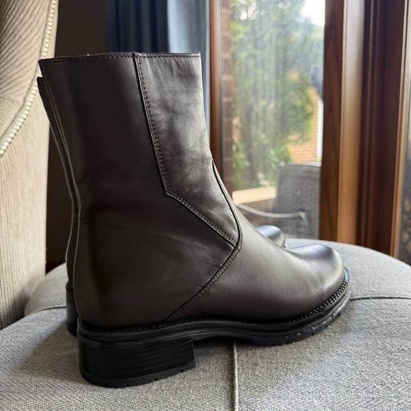 La Canadienne Elegant Brown Leather Ankle Boots - Picture 3 of 14